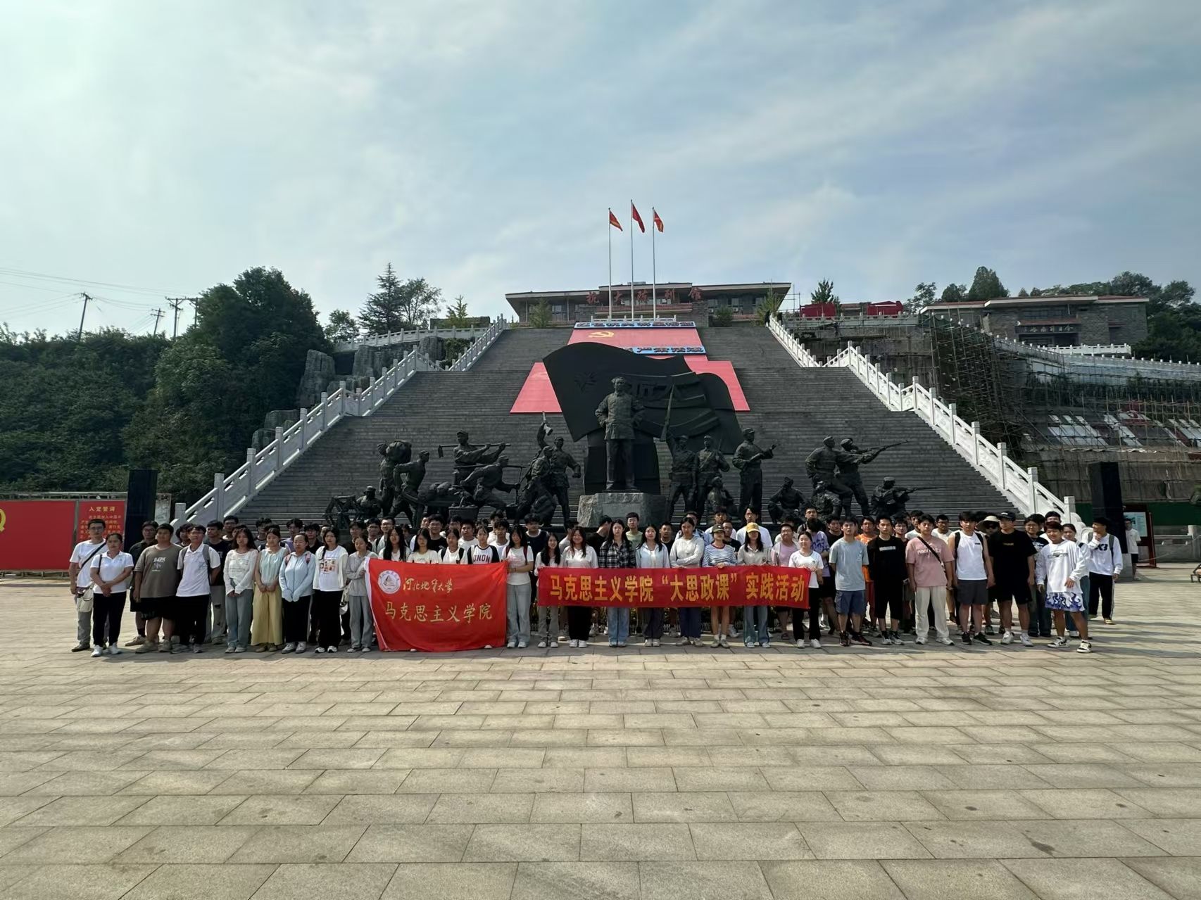 参观抗大.jpg
