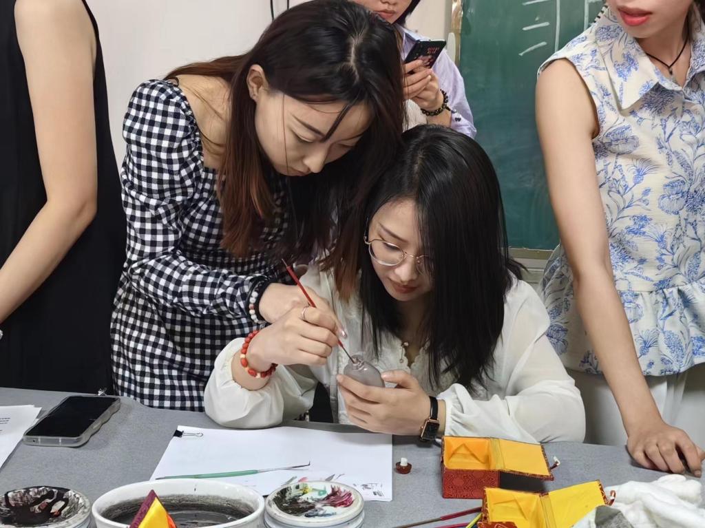 学生体验非遗鼻烟壶内画2.jpg