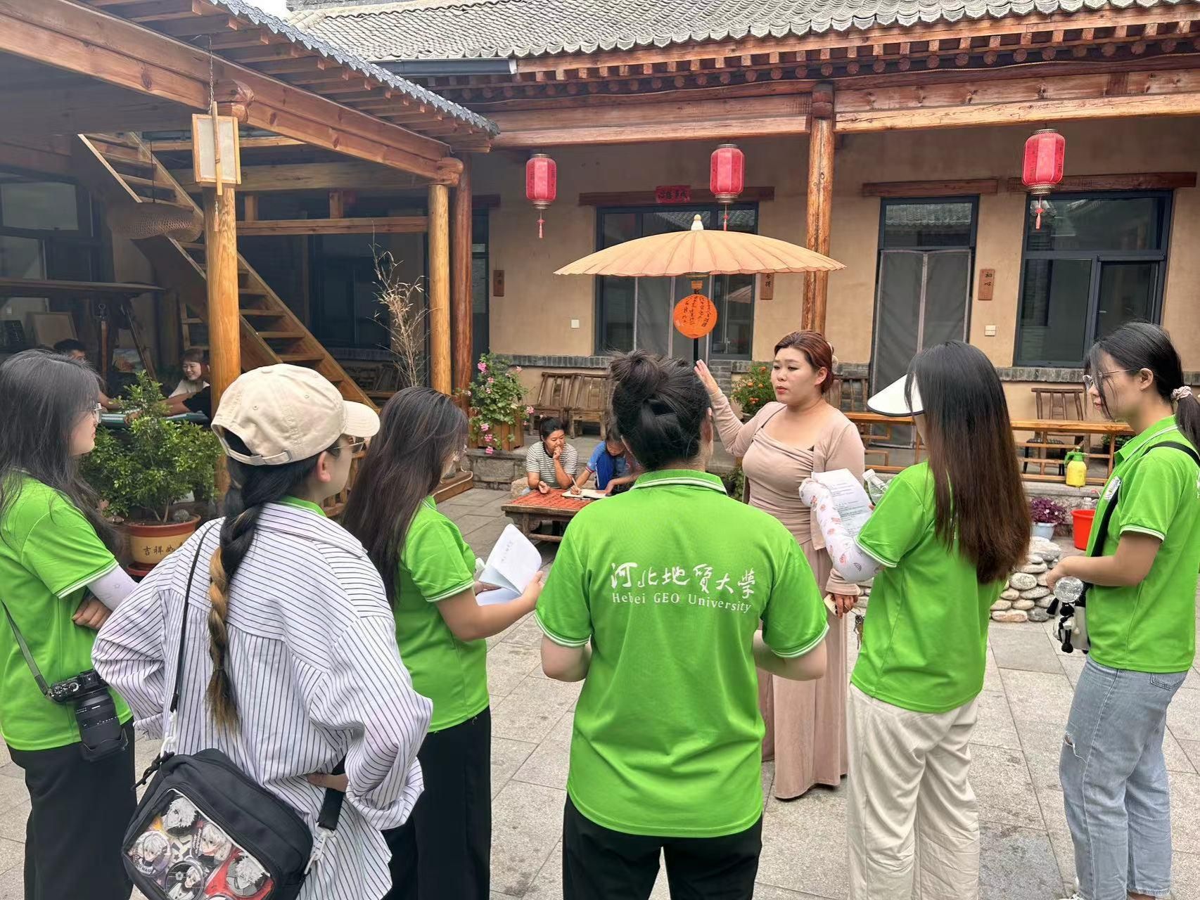 顾家台返乡青年刘女士带领小分队参观当地民宿.jpg 顾家台返乡青年刘女士带领小分队参观当地民宿.jpg