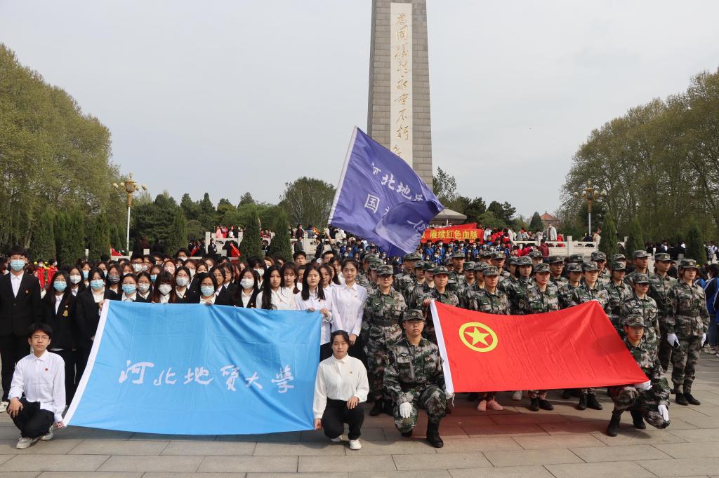 同学们在英雄纪念碑前合影留念.jpg 同学们在英雄纪念碑前合影留念.jpg