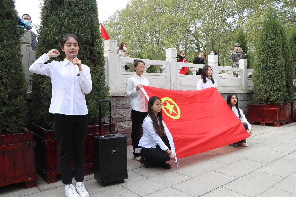 同学们重温入团誓词——领誓人韩佳艺带领大家宣誓.jpg 同学们重温入团誓词——领誓人韩佳艺带领大家宣誓.jpg