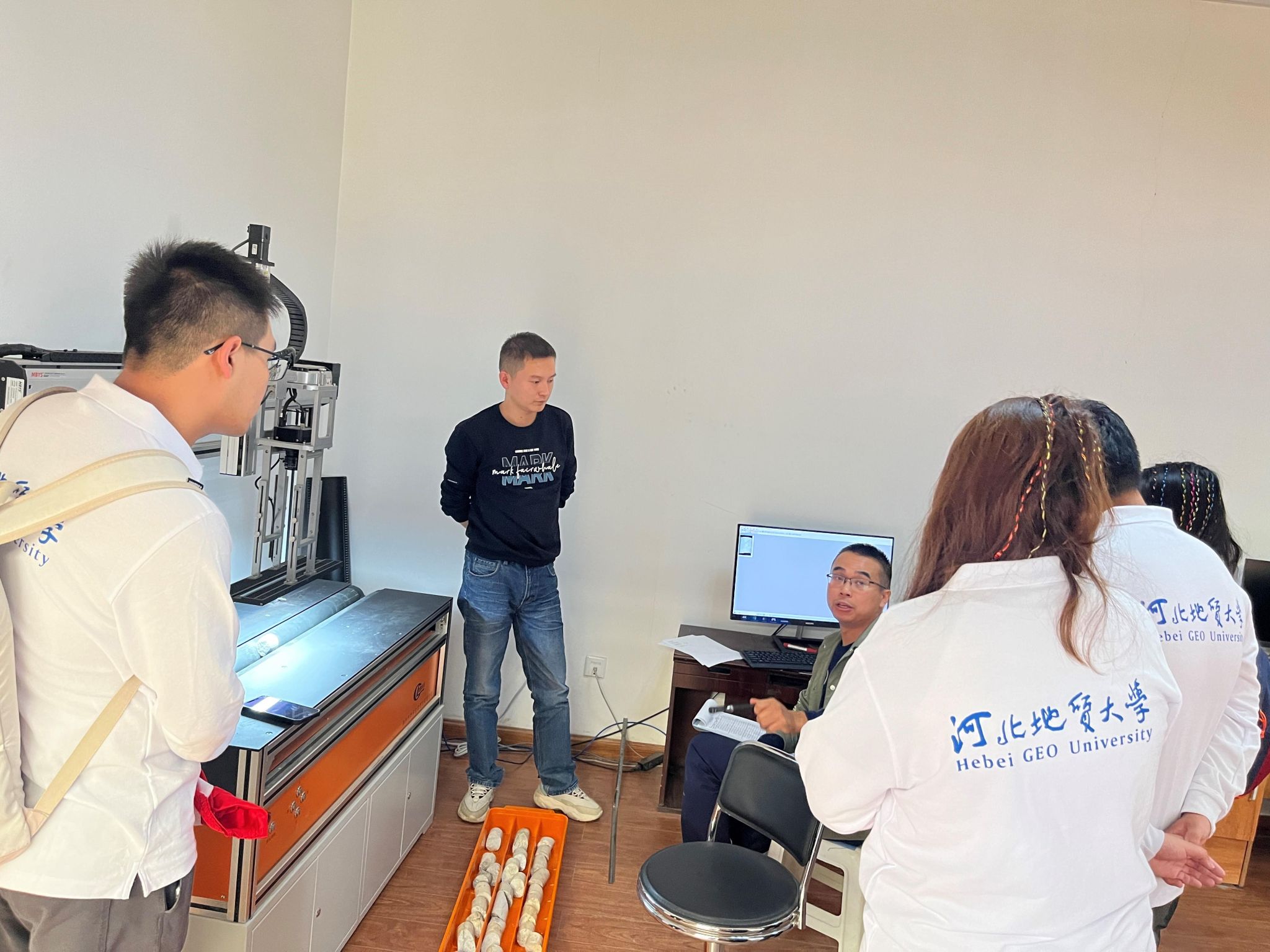 西藏自治区实物地质资料库数据化处理岩心参观照片.jpg