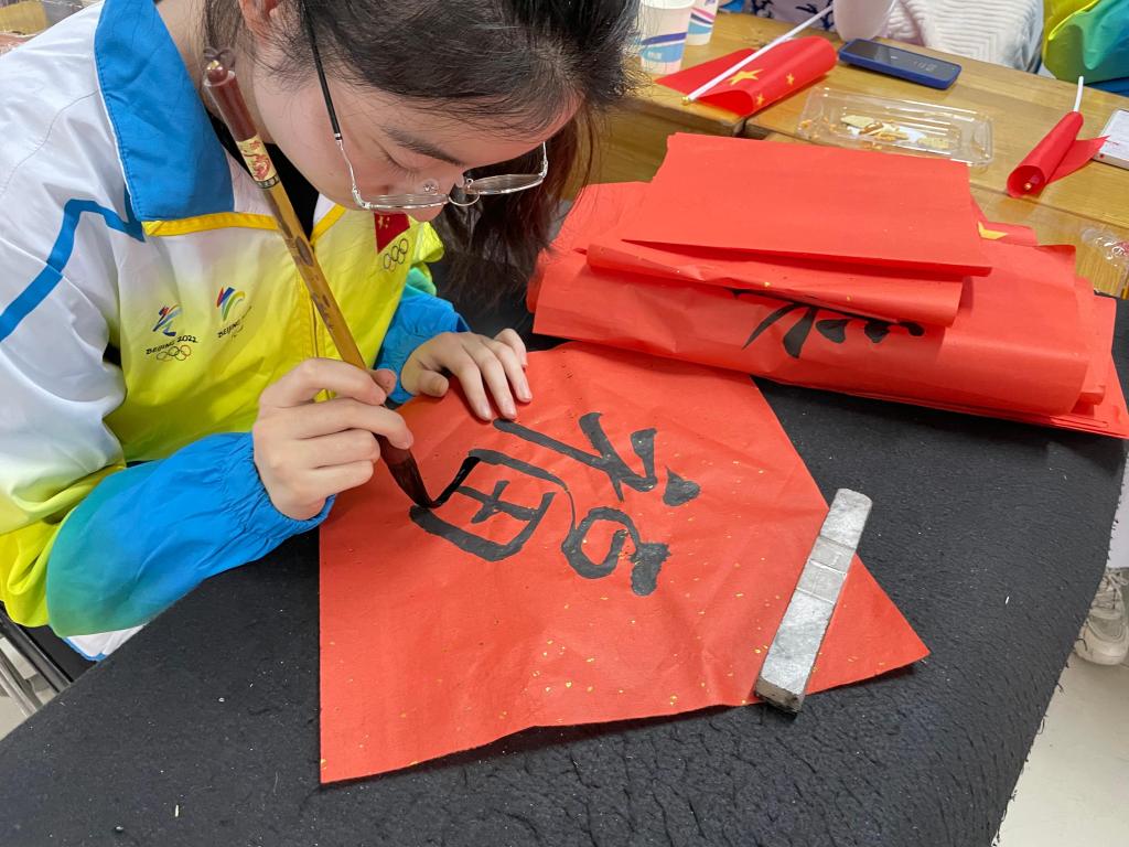 学生志愿者书法展示为大家送祝福.jpg