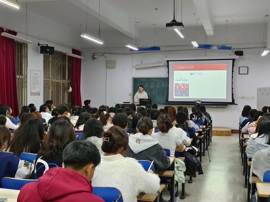 我校2022年北京冬奥会志愿者宋文毅同学为校庆志愿者做专题培训.jpg