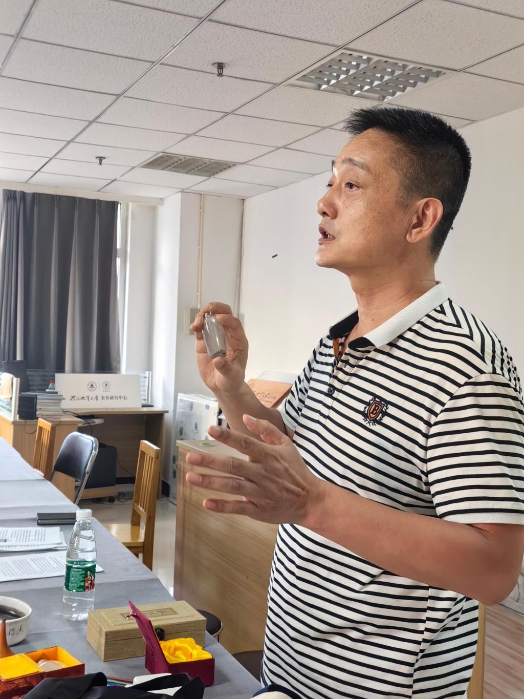 王相君老师讲授非遗鼻烟壶内画艺术.jpg
