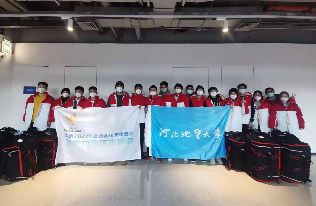 我校17名志愿者前往张家口领取制服.jpg