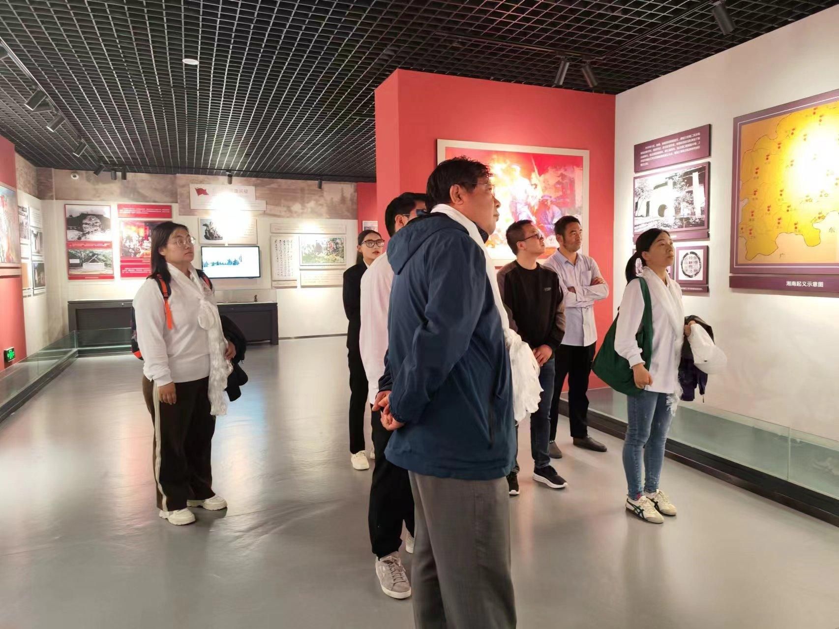 参观谭冠三陈列室照片.jpg
