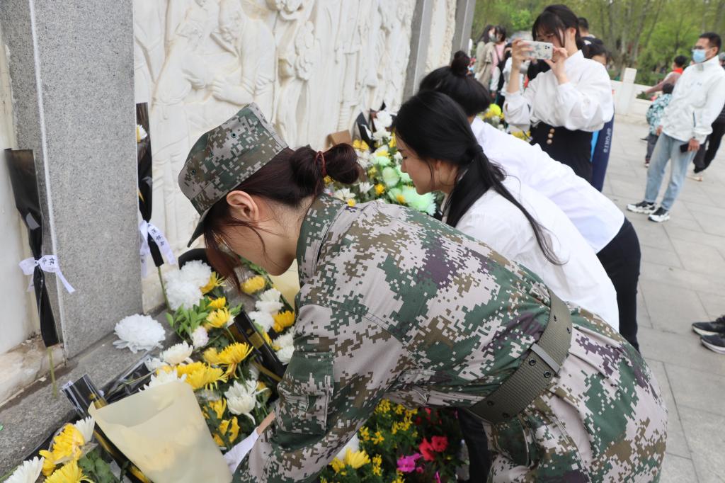 学生代表为革命烈士鲜花表达崇高敬意.jpg 学生代表为革命烈士鲜花表达崇高敬意.jpg