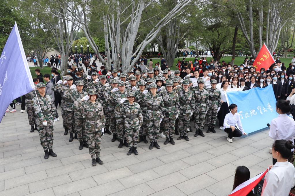 同学们重温入团誓词,集体宣誓.jpg 同学们重温入团誓词,集体宣誓.jpg