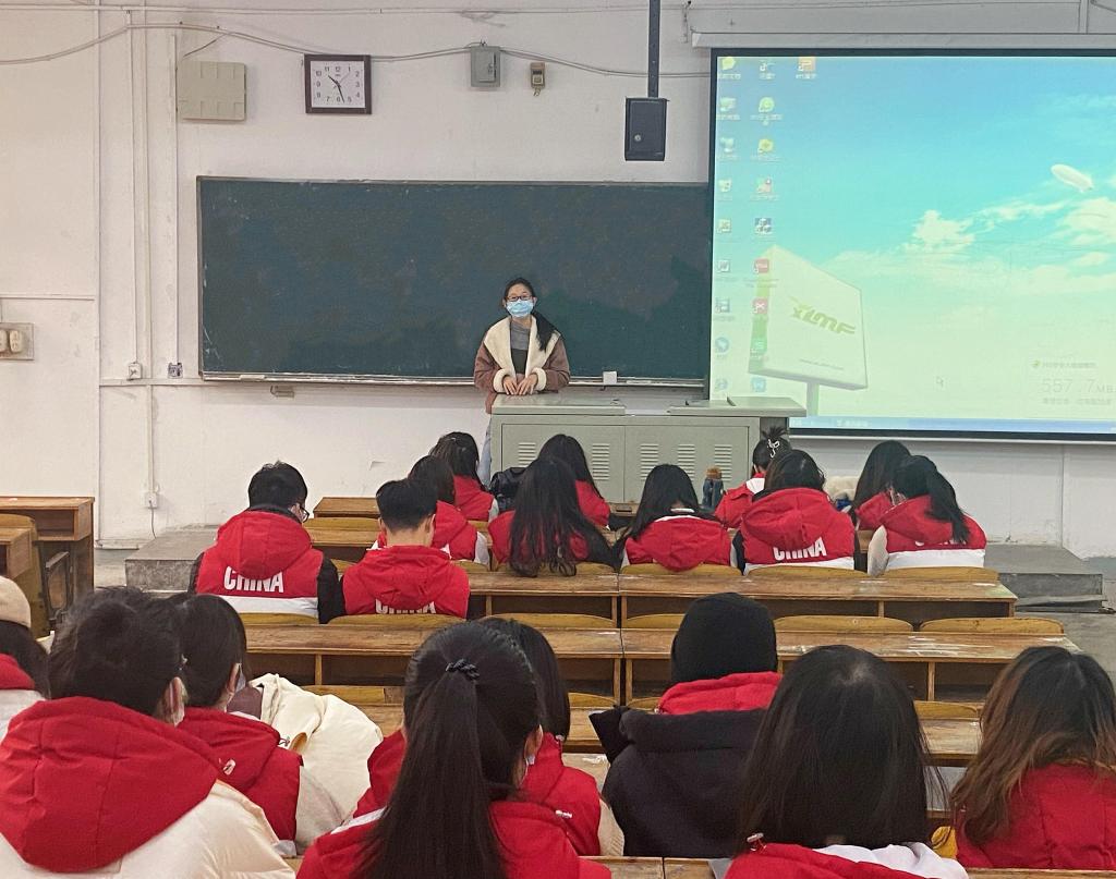 张睿琦老师对志愿者进行培训指导.JPG