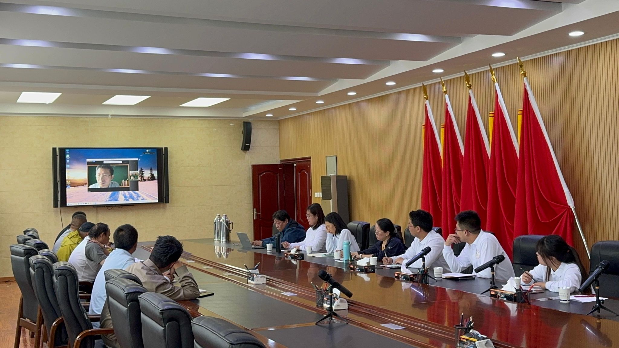 与西藏地质地热大队地热院技术人员交流学习照片.jpg