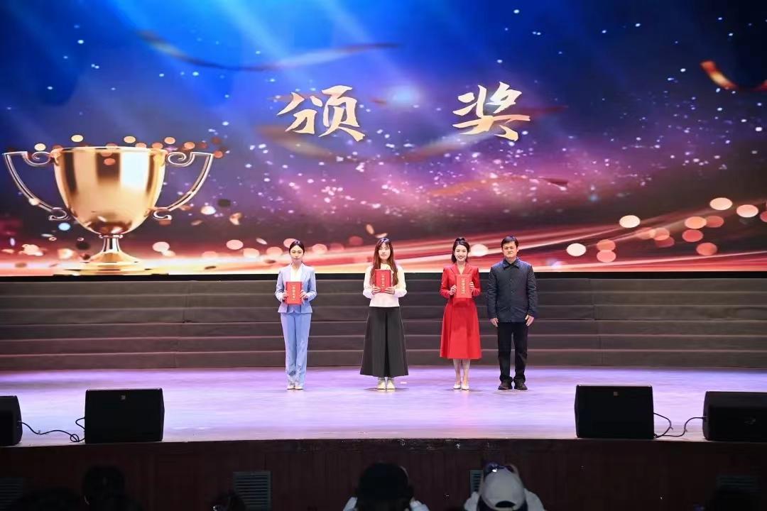 我校学生（左一）荣获二等奖.jpg