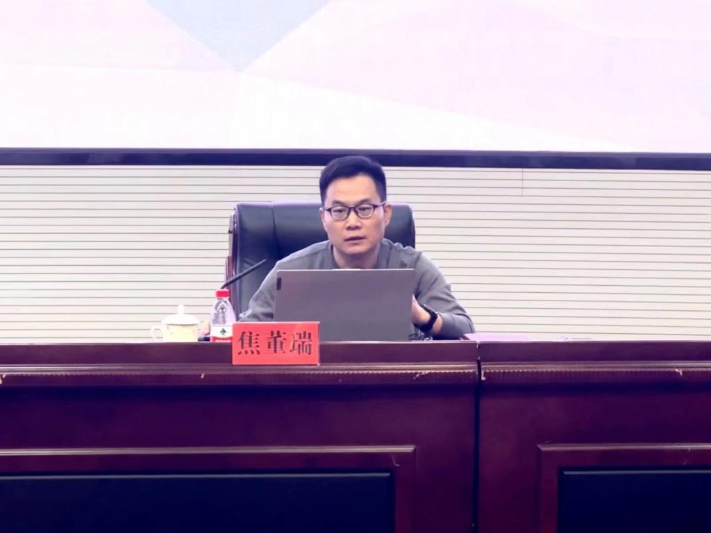 我校校史编纂组组长、校园发展规划处处长焦董瑞为校庆志愿者做第专题培训。.jpg